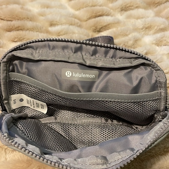 NWT lululemon belt bag - Picture 2 of 5